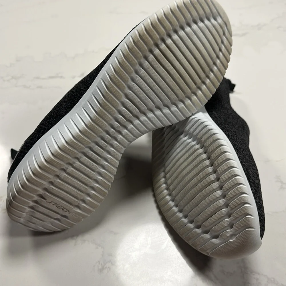 Sketchers Air-Cool Memory Foam Slip on Women’s Sneakers. Size 9.5